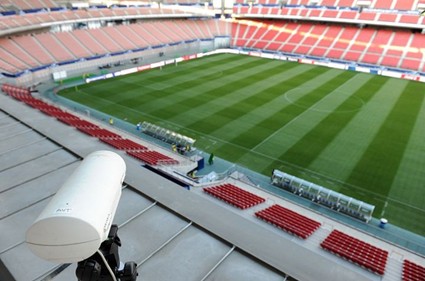ภาพที่ 3 การติดตั้งกล้องในสนามฟุตบอลเพื่อใช้กับระบบ Hawk-Eye