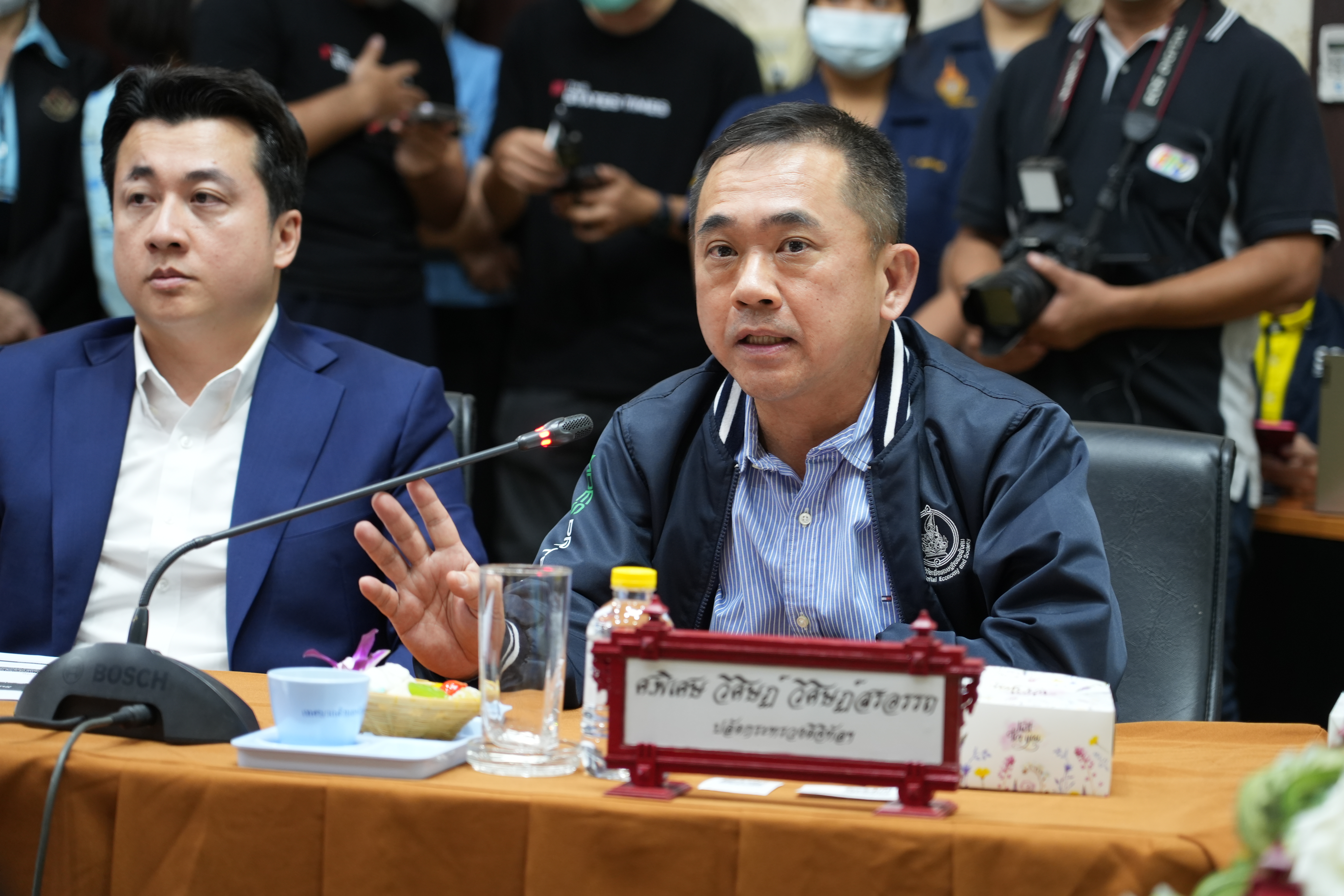 ปลัดกระทรวงดิจิทัลนำเสนอในที่ประชุม ปลัดกระทรวงดิจิทัลนำเสนอในที่ประชุม