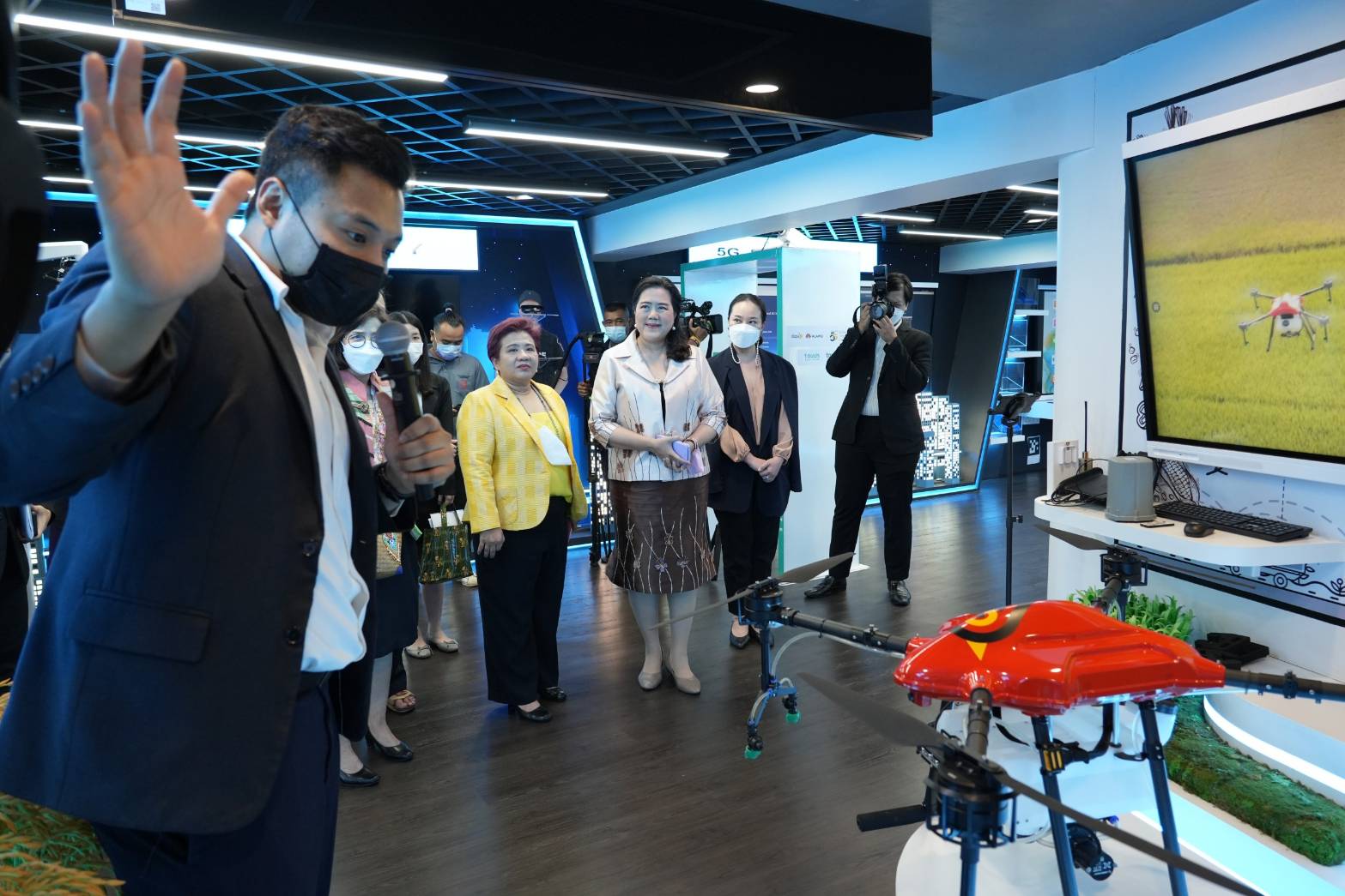 ภาพเยี่ยมชมศูนย์ 5G ภาพเยี่ยมชมศูนย์ 5G
