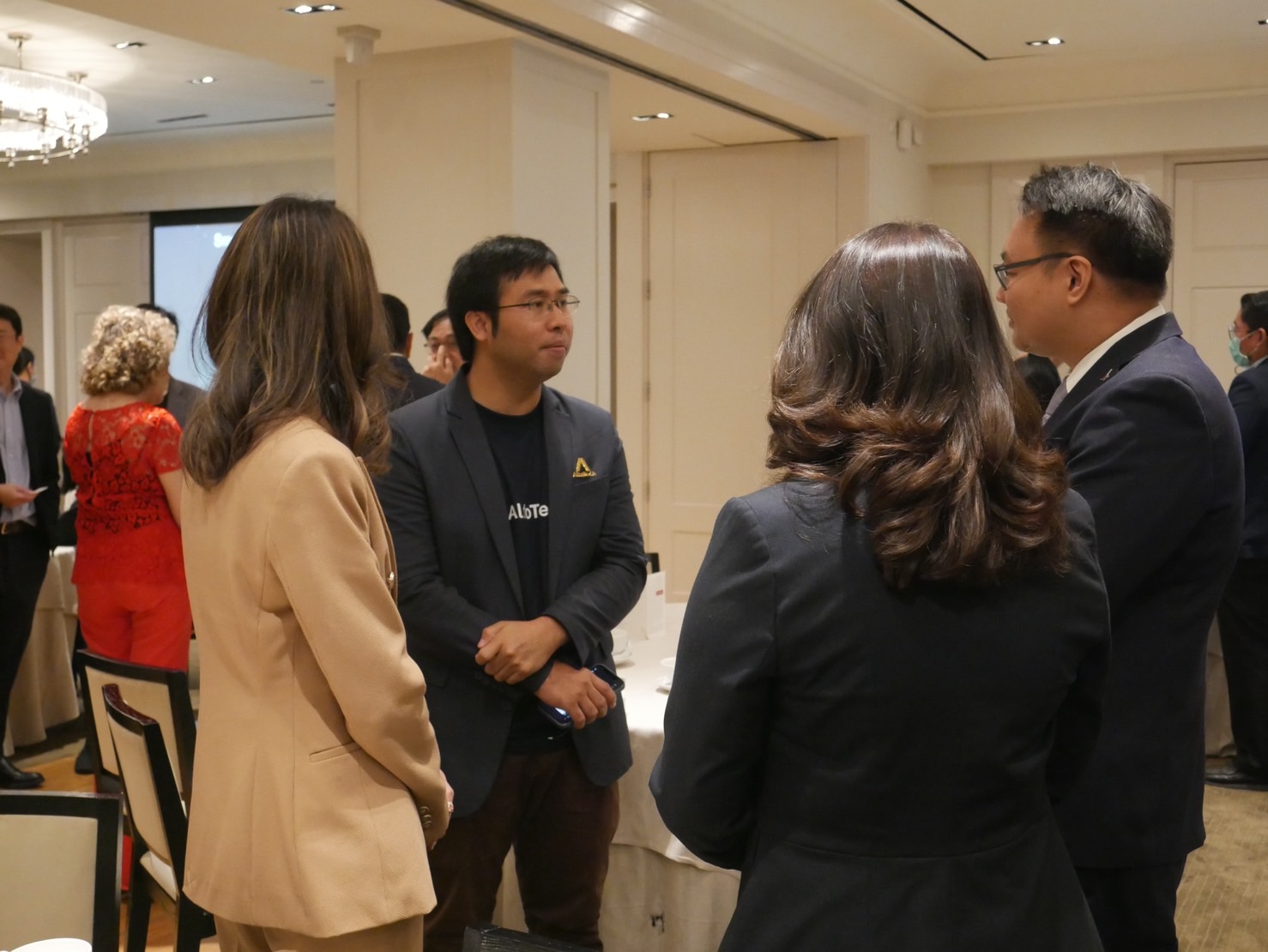ภาพการพูดคุยพบปะผู้เข้าร่วมการอบรม ภาพการพูดคุยพบปะผู้เข้าร่วมการอบรม