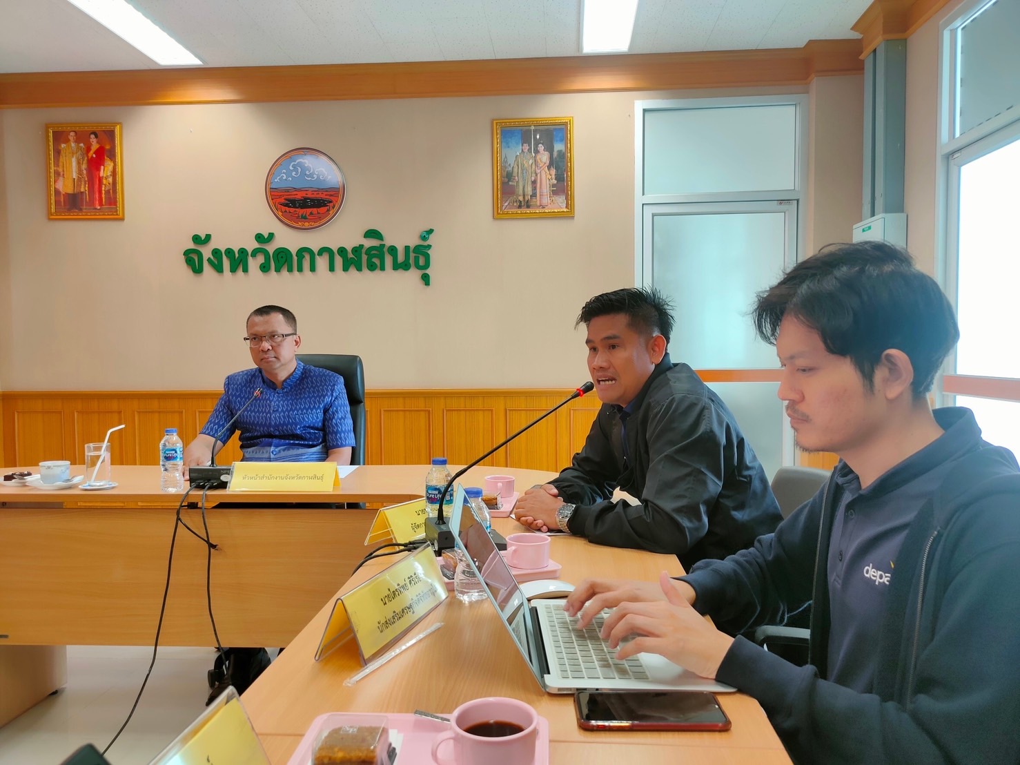 ภาพ ผู้จัดการสาขาภาคอีสานตอนกลาง ดีป้า ร่วมนำเสนอร่างแผนส่งเสริมเศรษฐกิจดิจิทัลจังหวัดกาฬสินธุ์ ปี 2566-2570 แก่ส่วนงานราชการและสถานศึกษาจังหวัดกาฬสินธุ์ ภาพ ผู้จัดการสาขาภาคอีสานตอนกลาง ดีป้า ร่วมนำเสนอร่างแผนส่งเสริมเศรษฐกิจดิจิทัลจังหวัดกาฬสินธุ์ ปี 2566-2570 แก่ส่วนงานราชการและสถานศึกษาจังหวัดกาฬสินธุ์