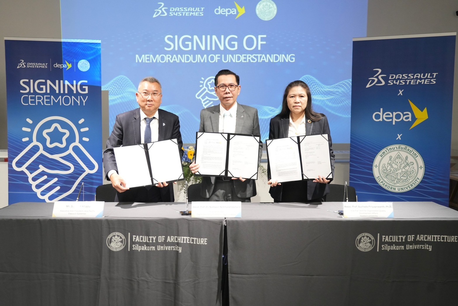 ดีป้าผนึกกำลัง Dassault Systèmes บริษัทแพลตฟอร์ม 3D ชั้นนำจากฝรั่งเศส และมหาวิทยาลัยศิลปากร ยกระดับทักษะบุคลากรด้านดิจิทัล เติมเต็มระบบนิเวศเมืองอัจฉริยะ พร้อมร่วมมือผลักดันให้ไทยเป็น Smart City Hub ของอาเซียน