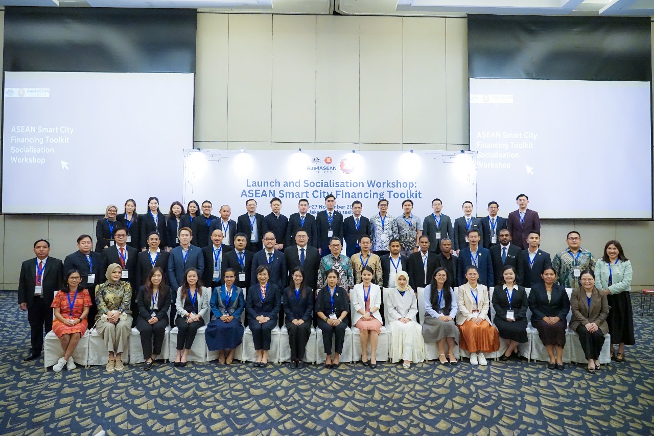 ดีป้า จับมือ ASEAN และ Aus4ASEAN สร้างนวัตกรรมการเงินในการสนับสนุนการลงทุนเพื่อการพัฒนาเมืองอัจฉริยะ  26-27 พฤศจิกายน 2567 กรุงจาการ์ตา ประเทศอินโดนีเซีย ดร.อรฉัตร เลียงพิบูลย์ ผู้อำนวยการฝ่ายส่งเสริมเมืองอัจฉริยะ ดร.อภิชาติบุตร รอดยัง ผู้อำนวยการเขตพื้นท